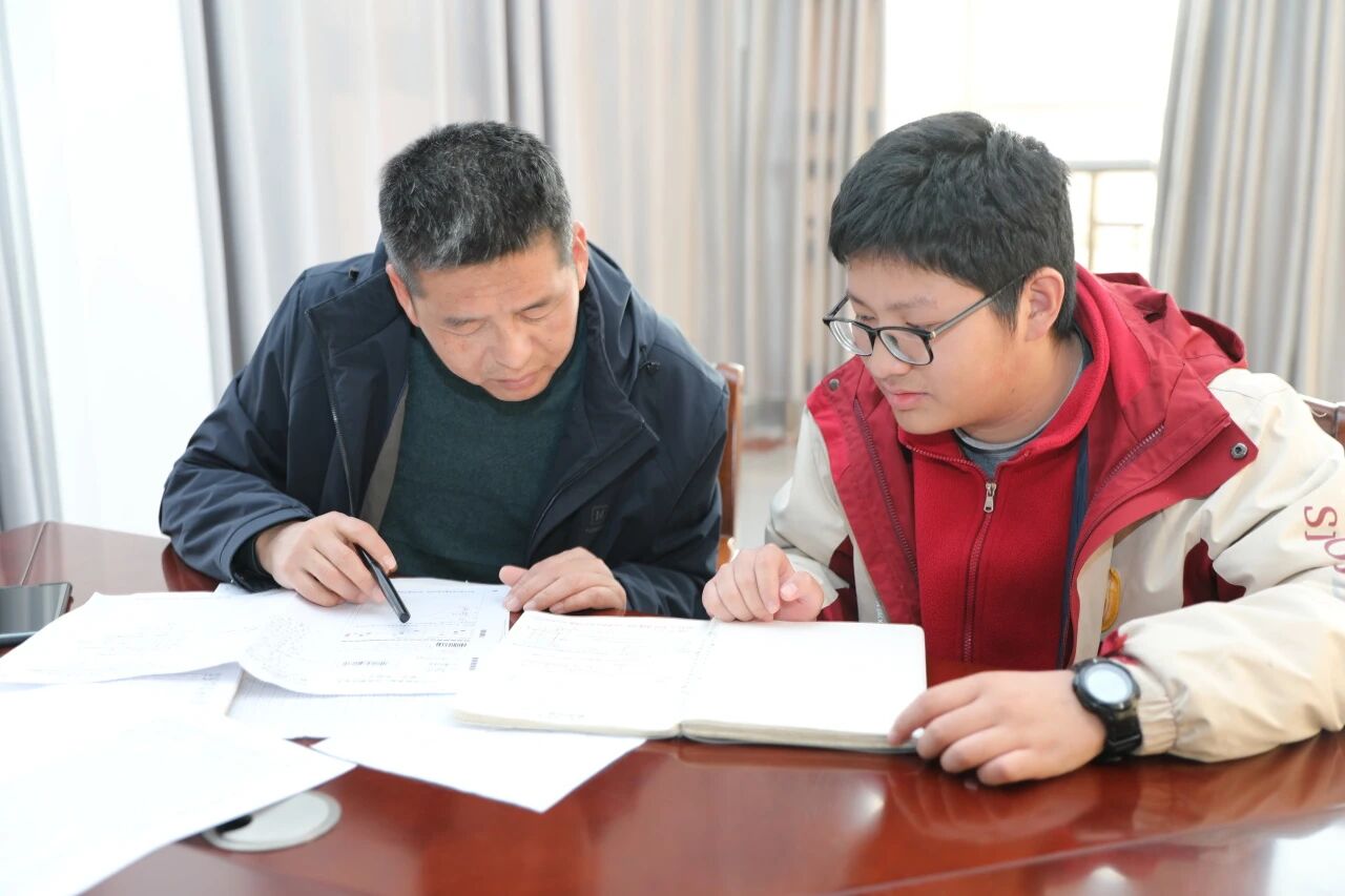 我校高二年级举办期中考试“面批面改”指导活动